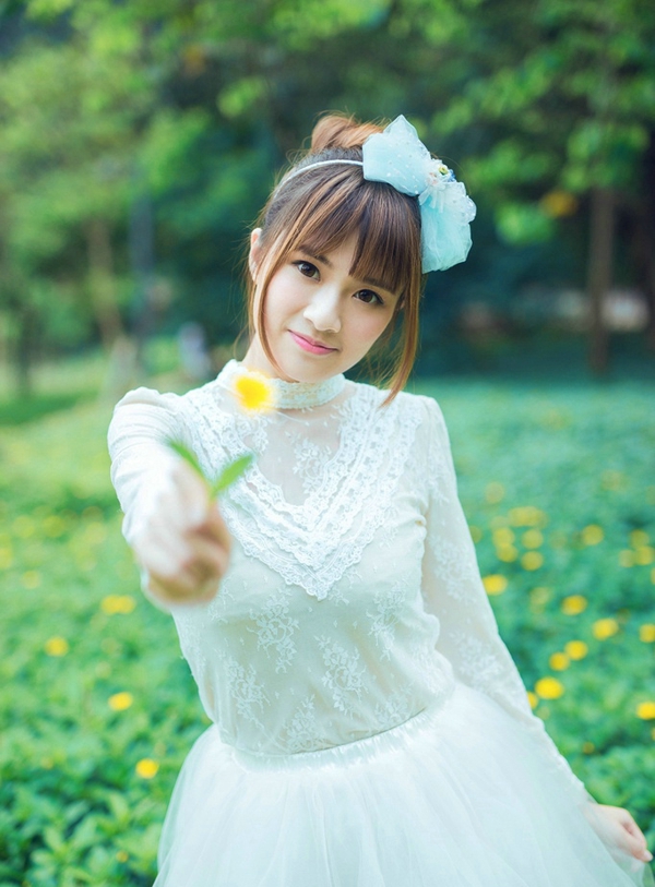 刘璝径直闯入刘璋的后院儿，询问了几个婢女家丁之后，便找到了刘璋的所在，都已经日上三竿，快到午时了，这时候竟然还在卧房，莫非真是身体不适？